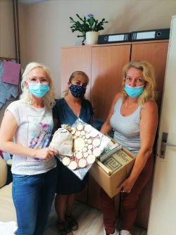 Knihy ako dar a oblečenie za úsmev - 234238685_1797987577071219_7346845662816959851_n