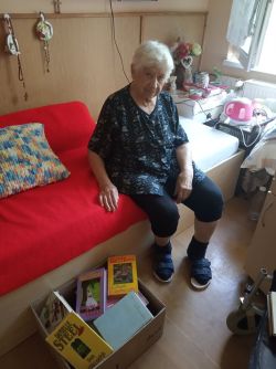 Knihy ako dar a oblečenie za úsmev - 235353600_269973667846205_7900060431960473335_n
